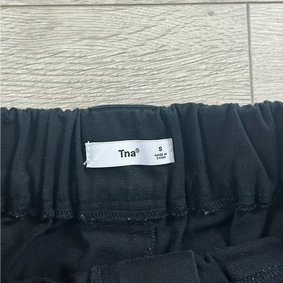 Aritzia TNA Black Cargo 3" Shorts - Picture 4 of 12